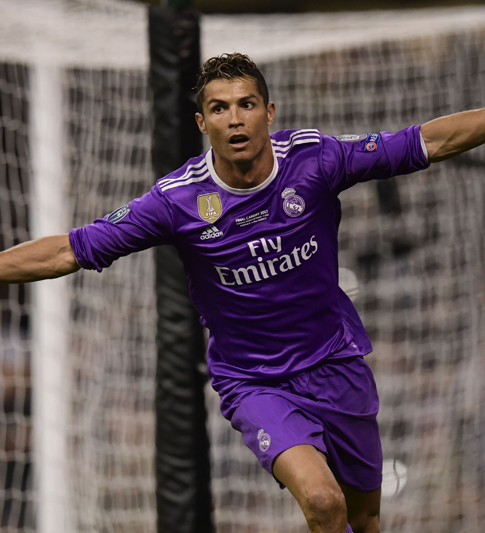 爱游戏体育-C罗在皇家马德里比赛中比赛局势复杂，刷新纪录引发热议！